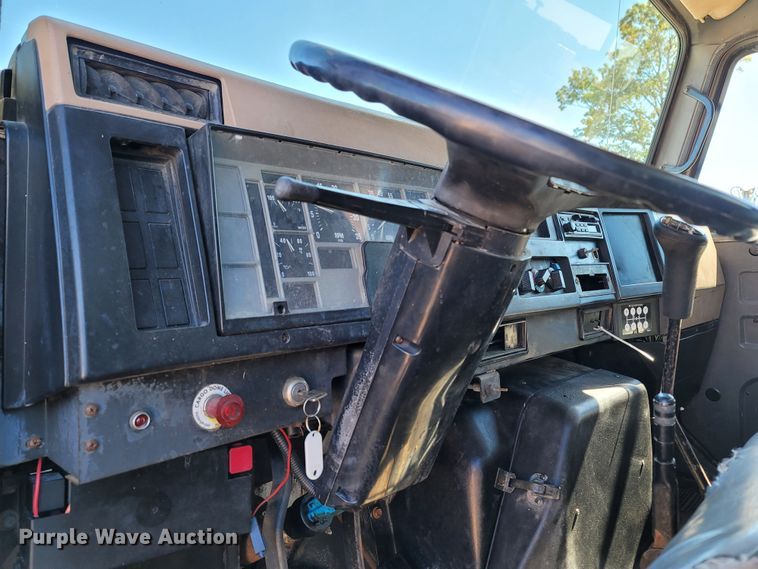 image for item LN9693 1994 International 4700  crane truck