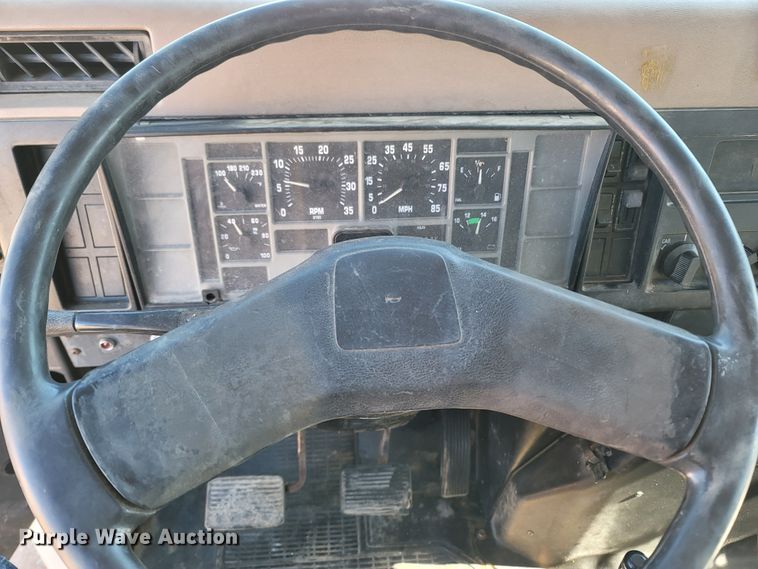 image for item LN9693 1994 International 4700  crane truck