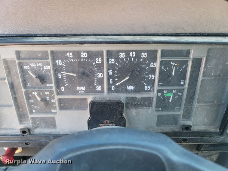 image for item LN9693 1994 International 4700  crane truck