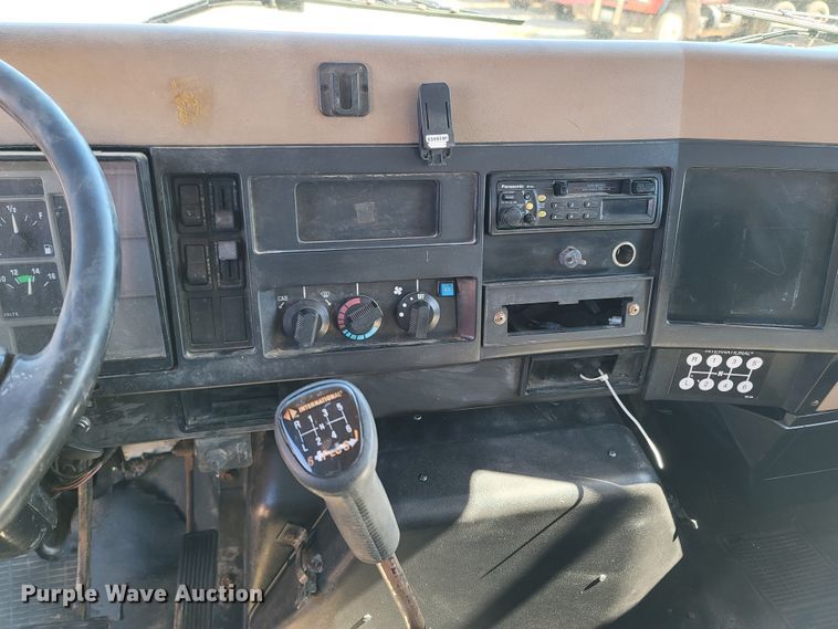 image for item LN9693 1994 International 4700  crane truck