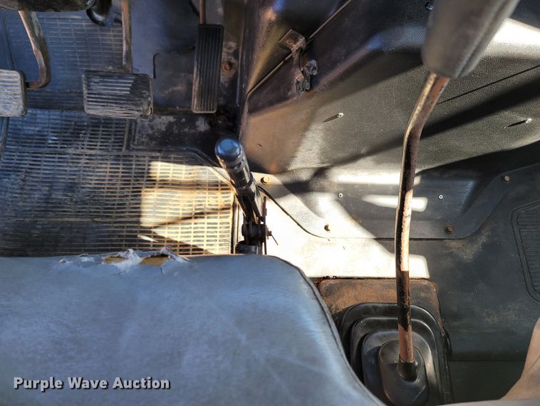 image for item LN9693 1994 International 4700  crane truck