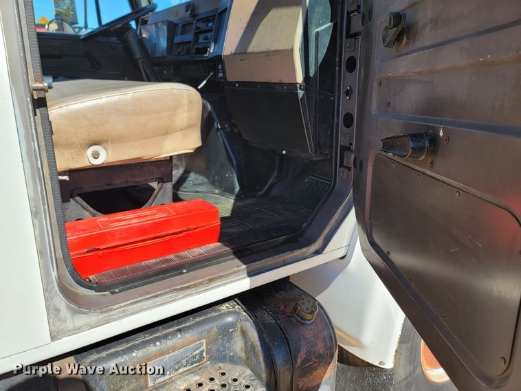 image for item LN9693 1994 International 4700  crane truck