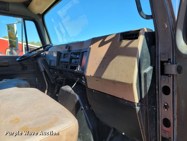 image for item LN9693 1994 International 4700  crane truck