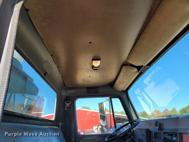 image for item LN9693 1994 International 4700  crane truck