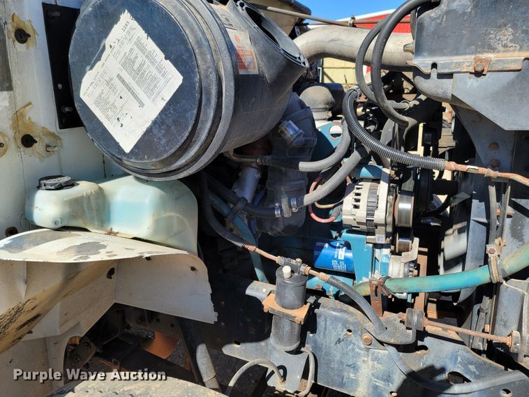 image for item LN9693 1994 International 4700  crane truck