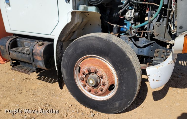 image for item LN9693 1994 International 4700  crane truck