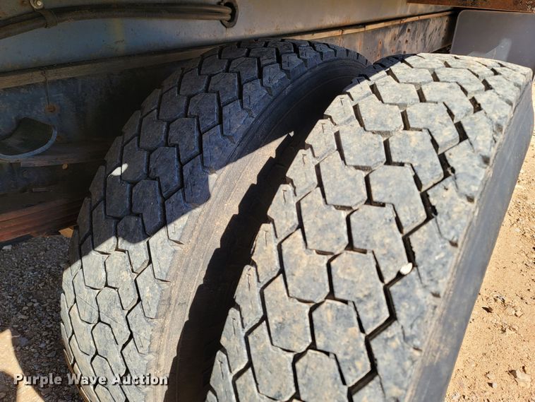 image for item LN9693 1994 International 4700  crane truck