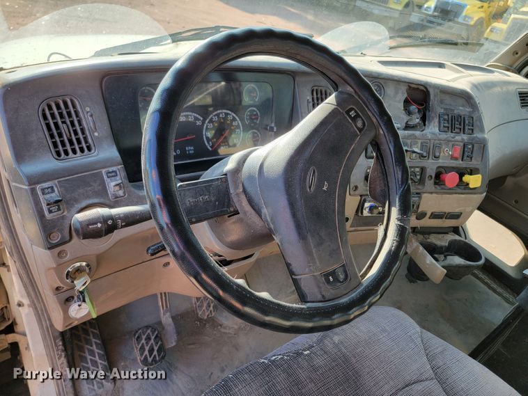 image for item LO9054 2007 Sterling LT9500  semi truck