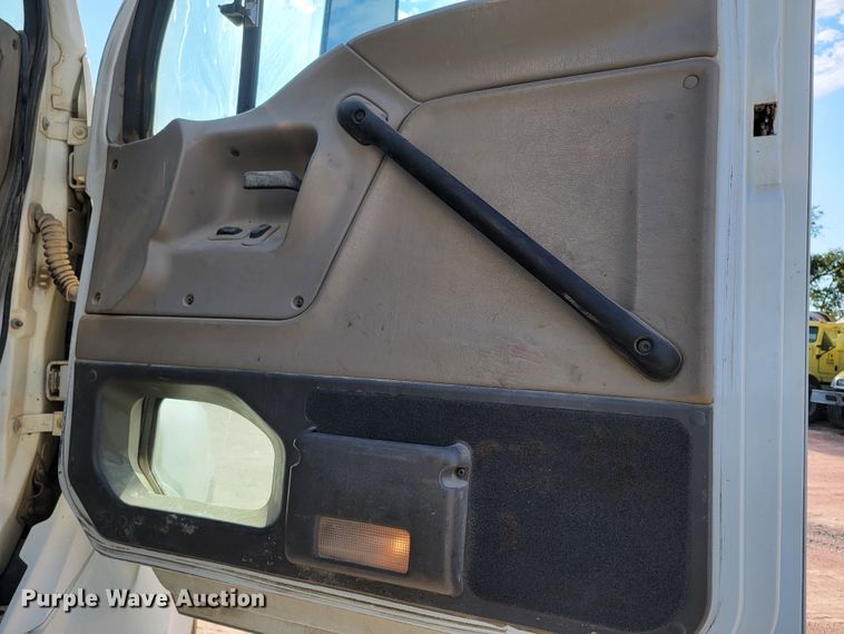 image for item LO9054 2007 Sterling LT9500  semi truck