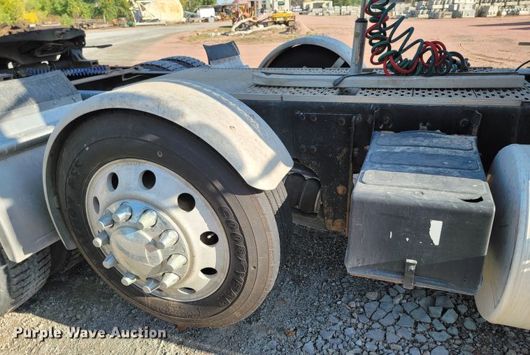 image for item LO9054 2007 Sterling LT9500  semi truck