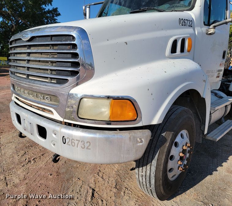image for item LO9054 2007 Sterling LT9500  semi truck