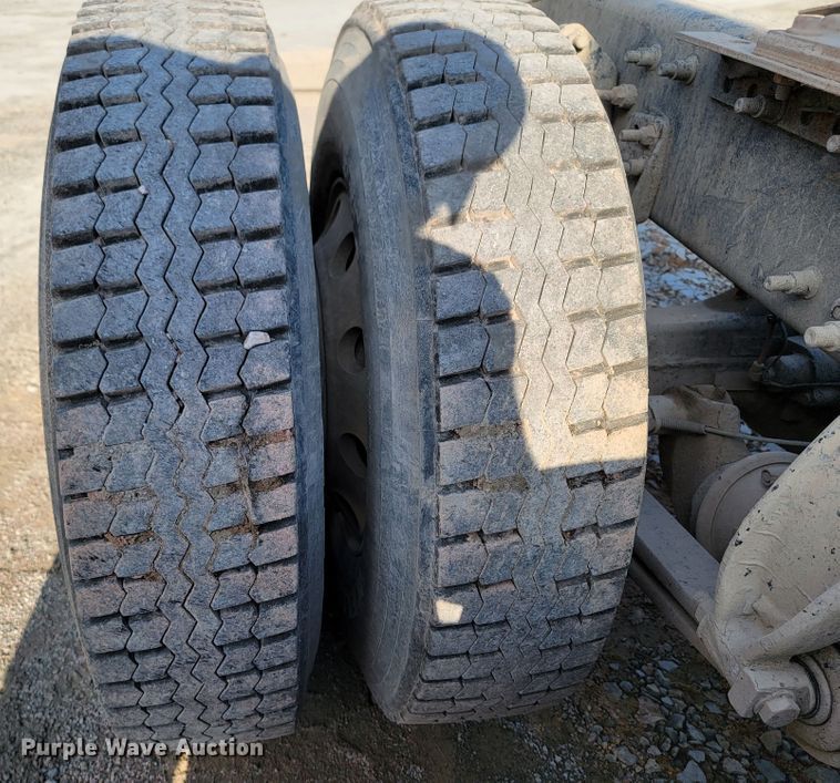 image for item LO9054 2007 Sterling LT9500  semi truck