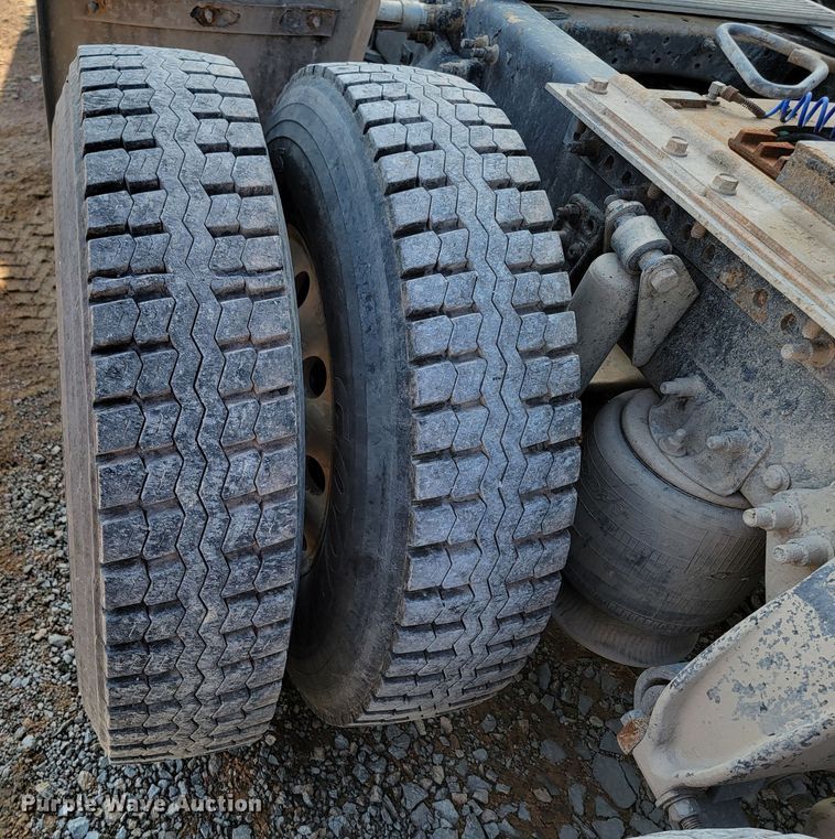 image for item LO9054 2007 Sterling LT9500  semi truck