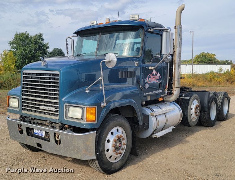 image for item LO9237 2010 Mack CHU613  semi truck