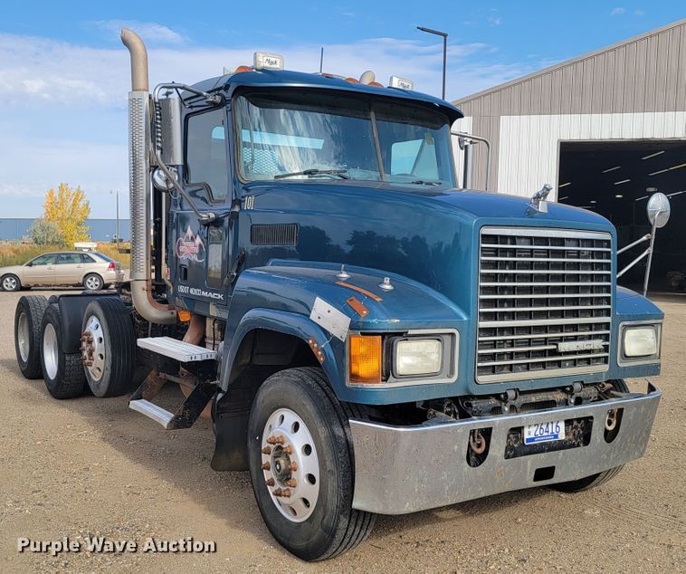 image for item LO9237 2010 Mack CHU613  semi truck