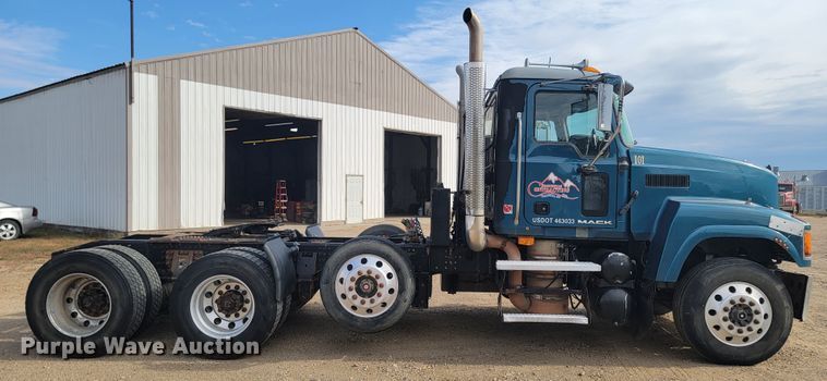 image for item LO9237 2010 Mack CHU613  semi truck