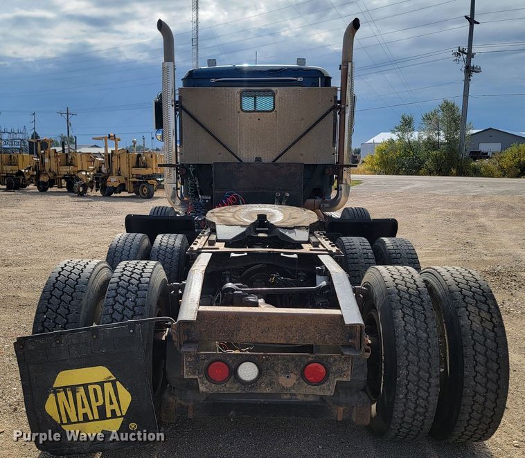 image for item LO9237 2010 Mack CHU613  semi truck