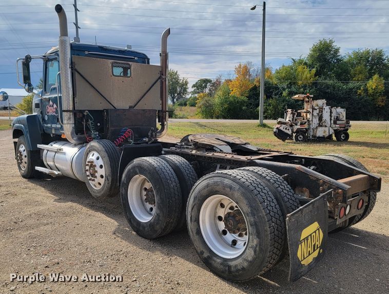 image for item LO9237 2010 Mack CHU613  semi truck