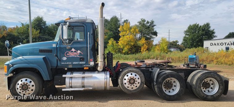 image for item LO9237 2010 Mack CHU613  semi truck