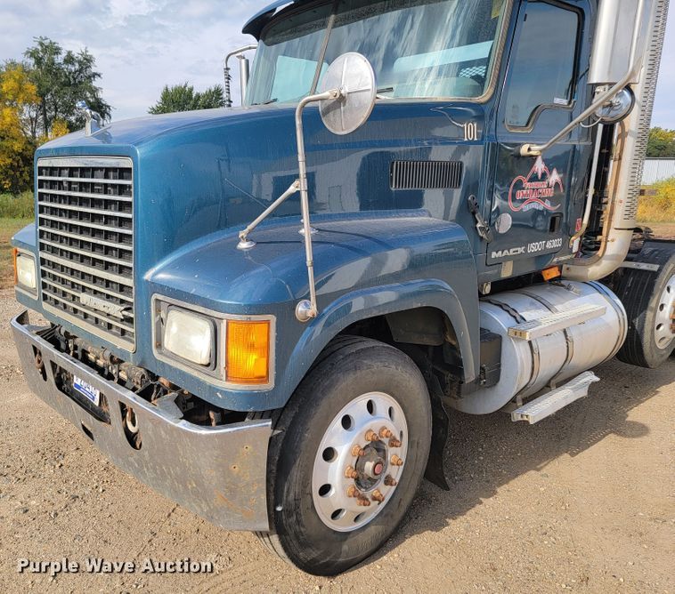 image for item LO9237 2010 Mack CHU613  semi truck