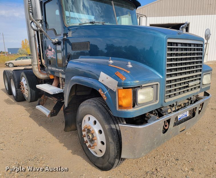 image for item LO9237 2010 Mack CHU613  semi truck