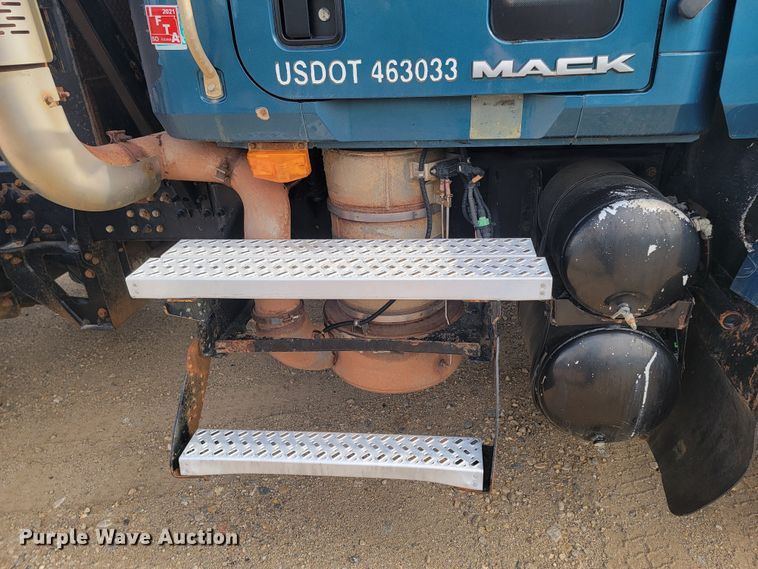 image for item LO9237 2010 Mack CHU613  semi truck