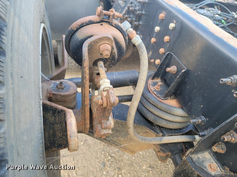 image for item LO9237 2010 Mack CHU613  semi truck