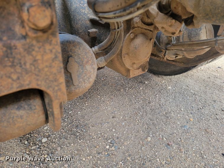 image for item LO9237 2010 Mack CHU613  semi truck