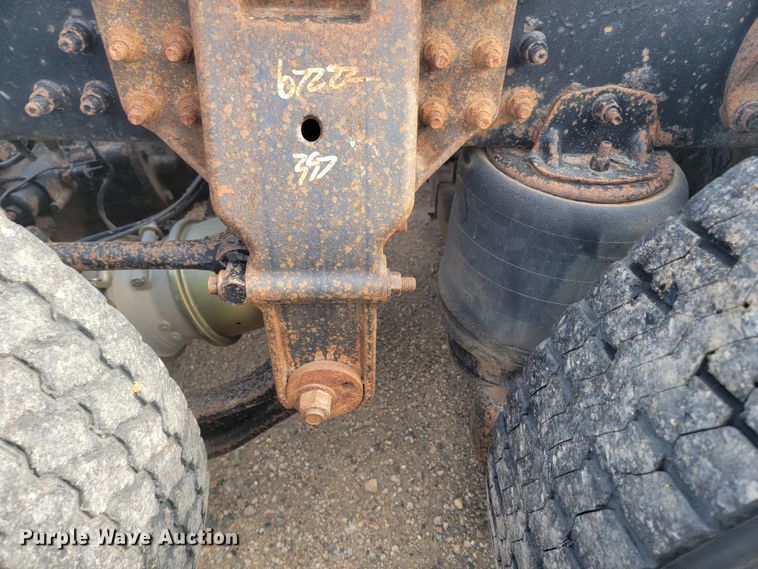 image for item LO9237 2010 Mack CHU613  semi truck