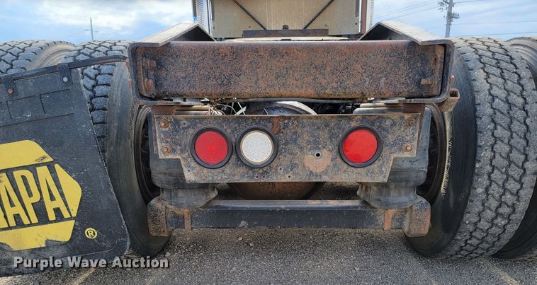 image for item LO9237 2010 Mack CHU613  semi truck