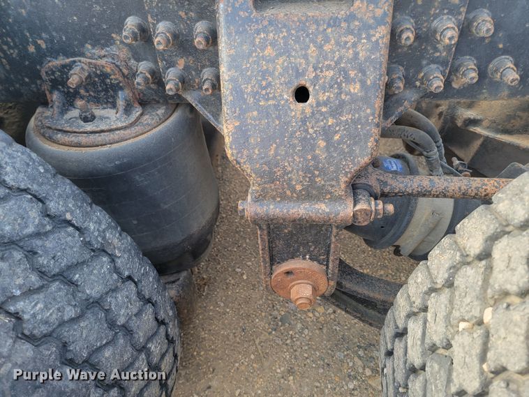 image for item LO9237 2010 Mack CHU613  semi truck