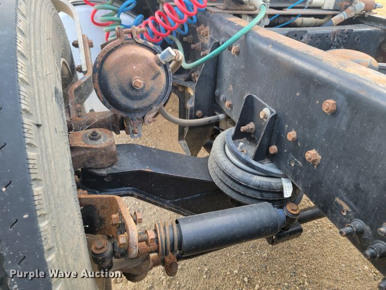 image for item LO9237 2010 Mack CHU613  semi truck