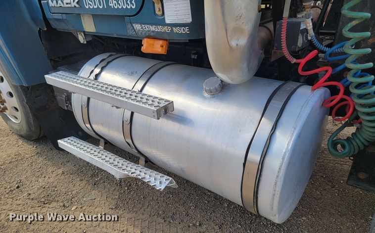 image for item LO9237 2010 Mack CHU613  semi truck