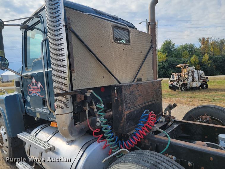 image for item LO9237 2010 Mack CHU613  semi truck