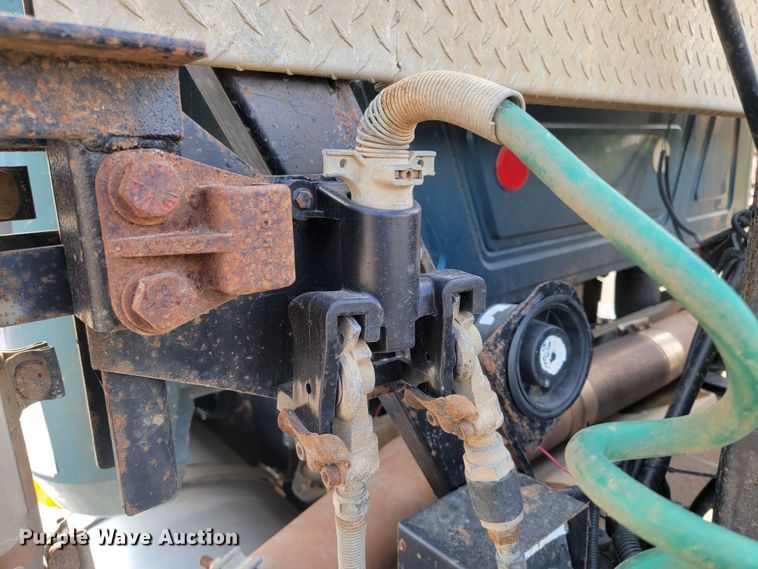 image for item LO9237 2010 Mack CHU613  semi truck