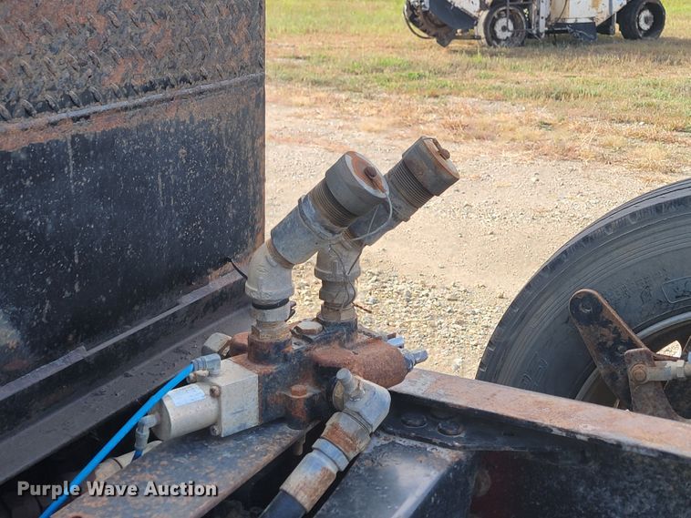 image for item LO9237 2010 Mack CHU613  semi truck