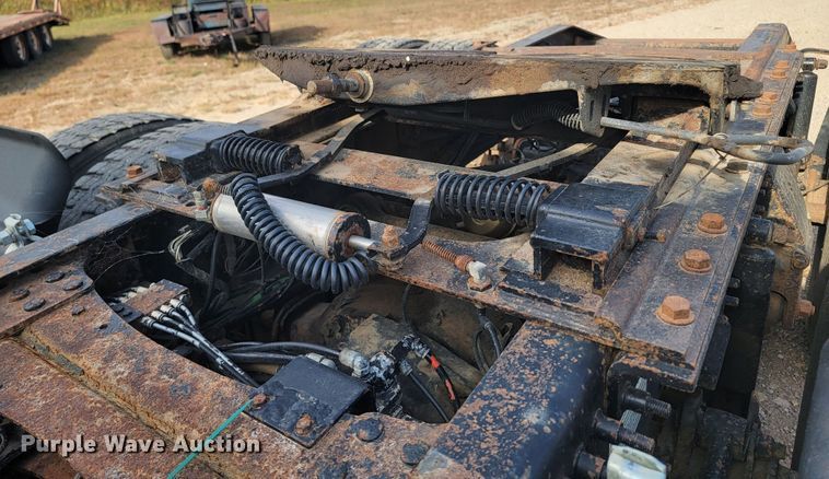 image for item LO9237 2010 Mack CHU613  semi truck