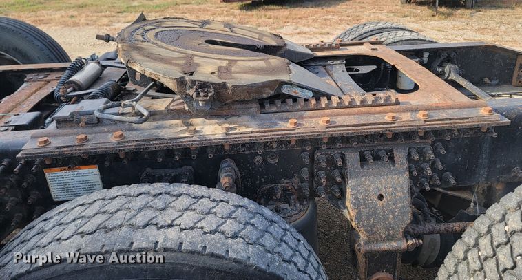 image for item LO9237 2010 Mack CHU613  semi truck