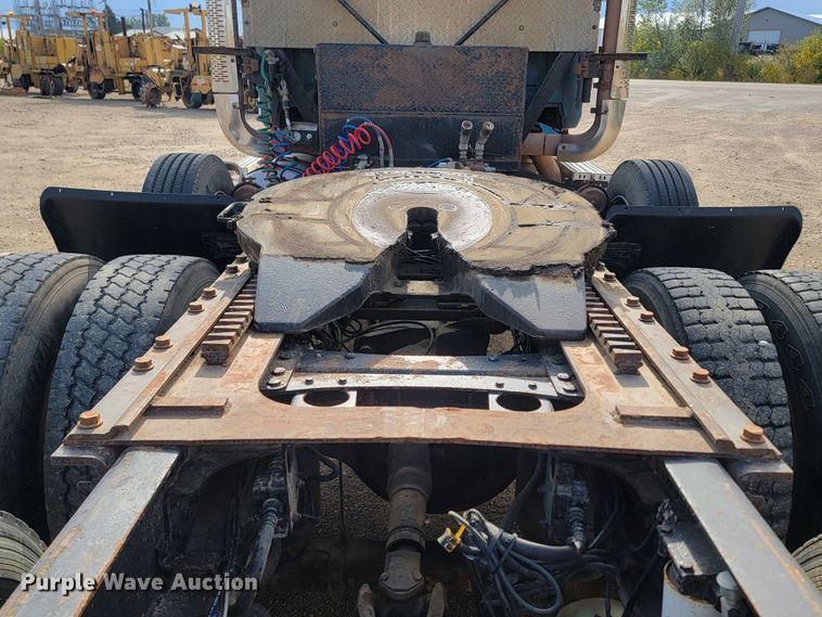 image for item LO9237 2010 Mack CHU613  semi truck