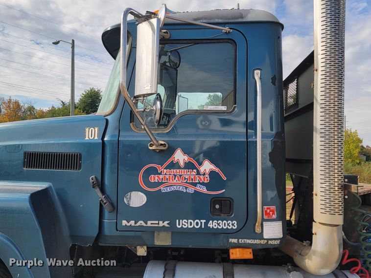 image for item LO9237 2010 Mack CHU613  semi truck