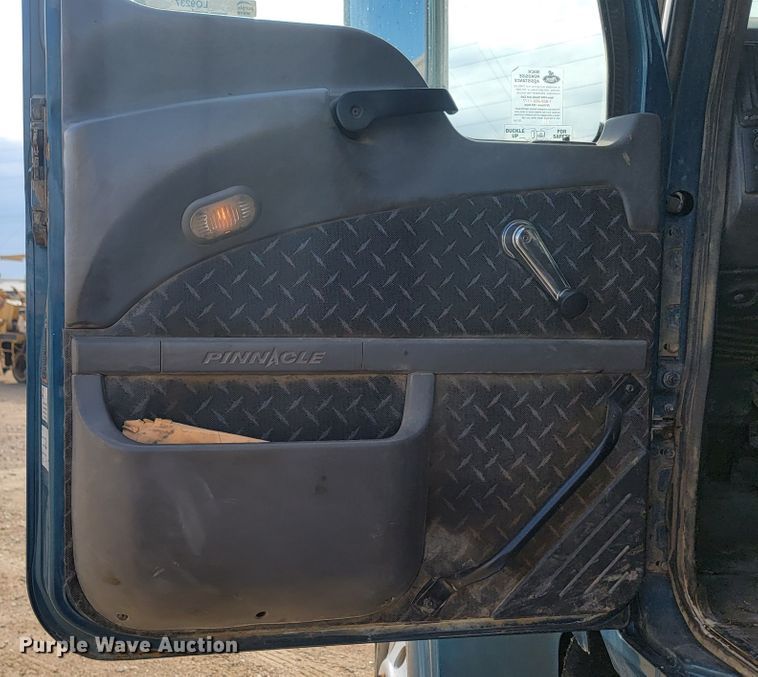 image for item LO9237 2010 Mack CHU613  semi truck