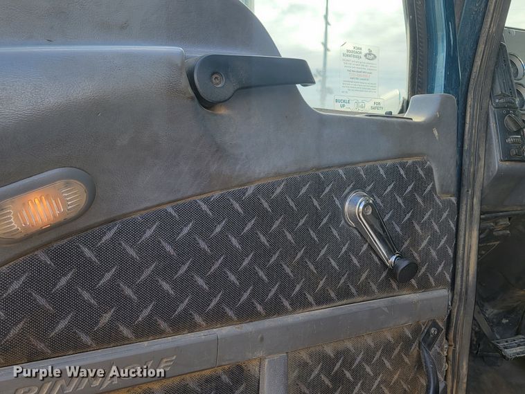 image for item LO9237 2010 Mack CHU613  semi truck