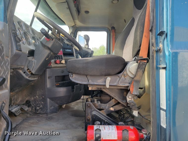 image for item LO9237 2010 Mack CHU613  semi truck