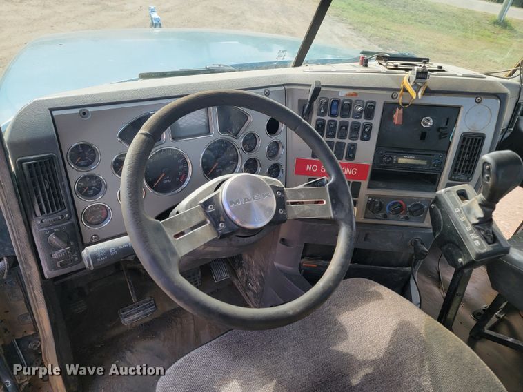 image for item LO9237 2010 Mack CHU613  semi truck