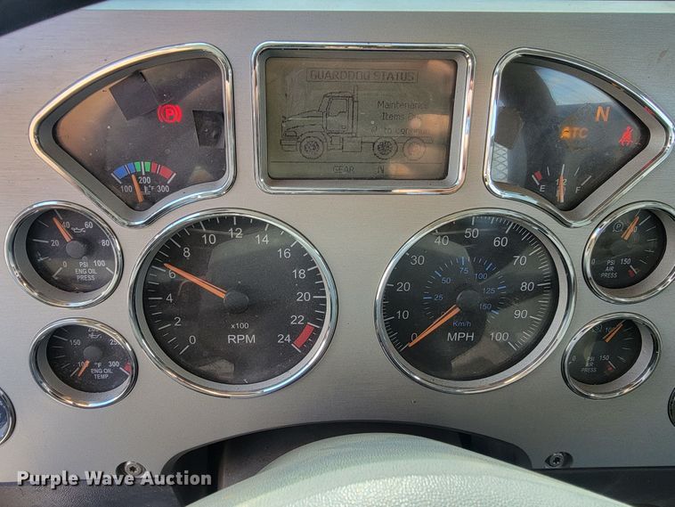 image for item LO9237 2010 Mack CHU613  semi truck