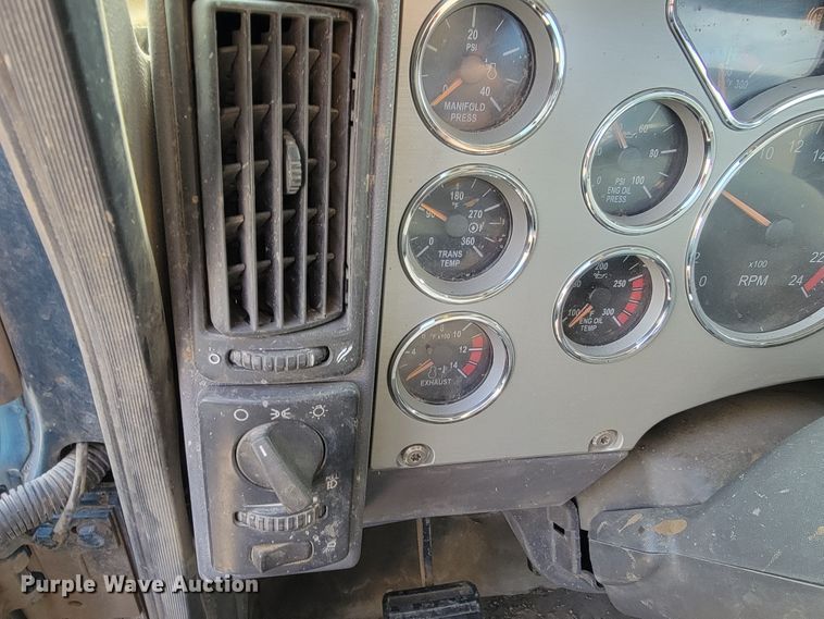 image for item LO9237 2010 Mack CHU613  semi truck