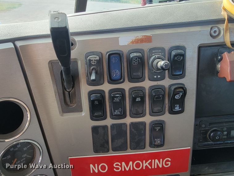 image for item LO9237 2010 Mack CHU613  semi truck