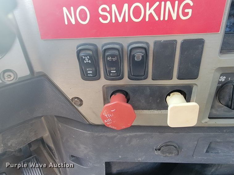 image for item LO9237 2010 Mack CHU613  semi truck