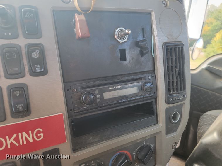 image for item LO9237 2010 Mack CHU613  semi truck