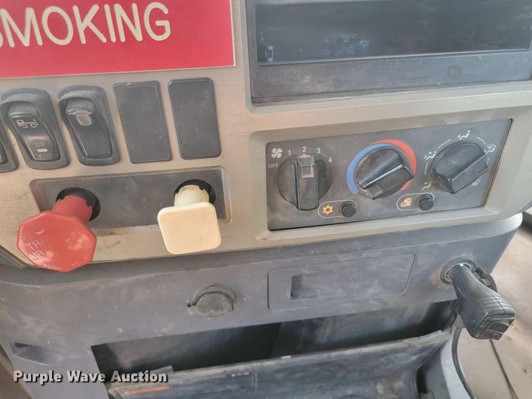 image for item LO9237 2010 Mack CHU613  semi truck